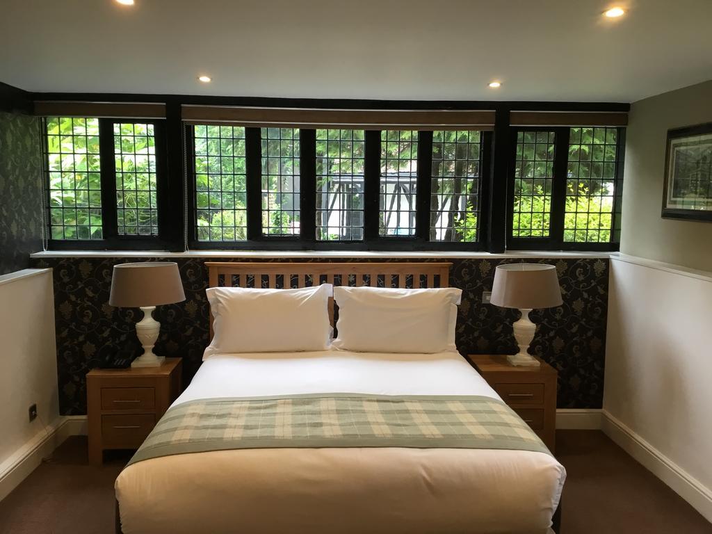Hever Hotel Идънбридж Екстериор снимка
