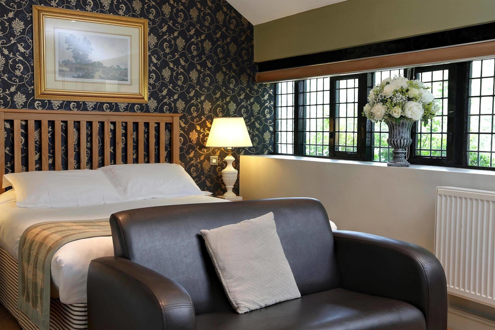 Hever Hotel Идънбридж Екстериор снимка